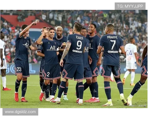 巴黎圣日耳曼对阵马赛:法甲经典德比激战再度上演,谁能笑到最后